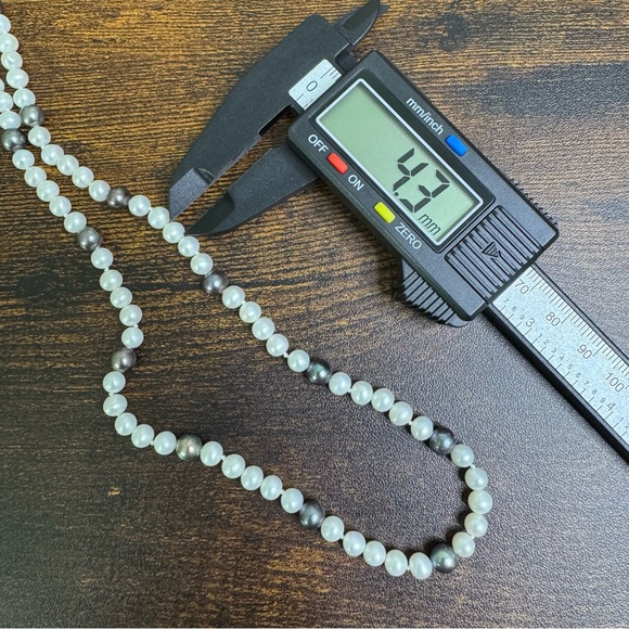 Genuine Pearl Necklace White and Grey Continuous no Clasp 33 Inch - Picture 3 of 8